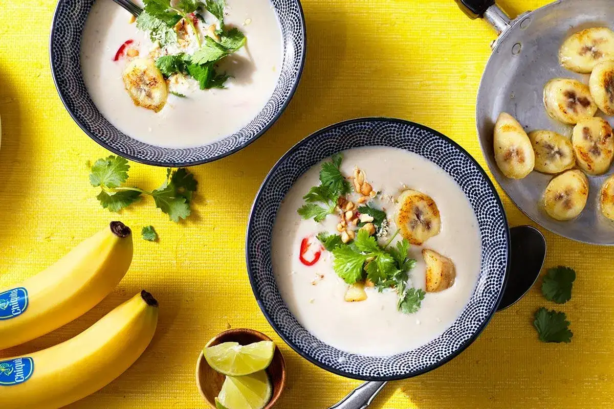 Cremige Suppe mit karamellisierten Bananenst&uuml;cken, Koriander und N&uuml;ssen. Schnelle Rezepte mit Bananen sind perfekt f&uuml;r ein leichtes Mittagessen.