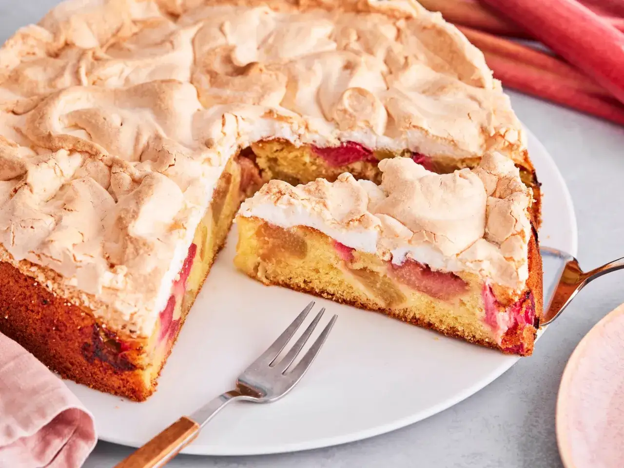 Ein saftiger Rhabarberkuchen mit Baiser, dessen süße Haube perfekt mit der fruchtigen Füllung harmoniert.
