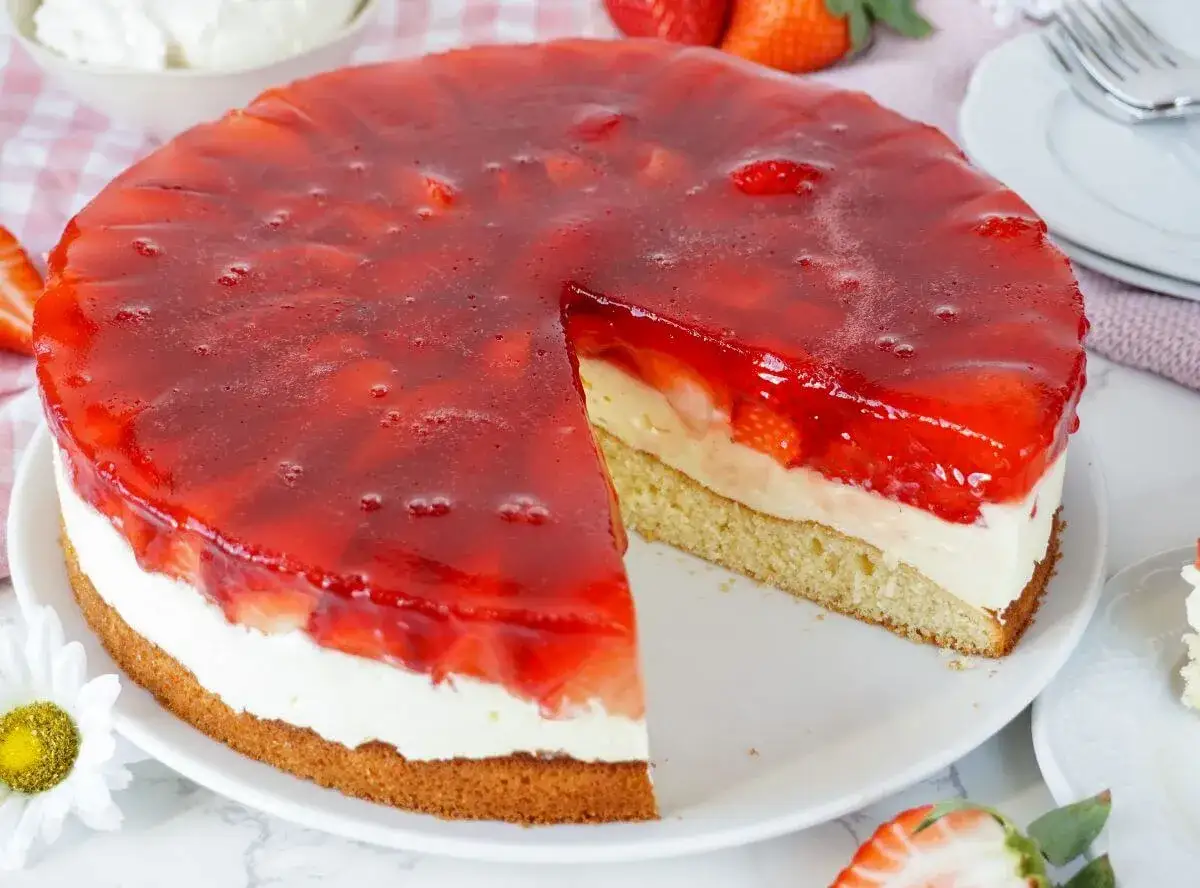 Ein saftiger Erdbeerkuchen mit einer cremigen Schicht und gl&auml;nzender Erdbeer-Gelee-Decke. Perfekt f&uuml;r jedes Erdbeerkuchen Rezept.