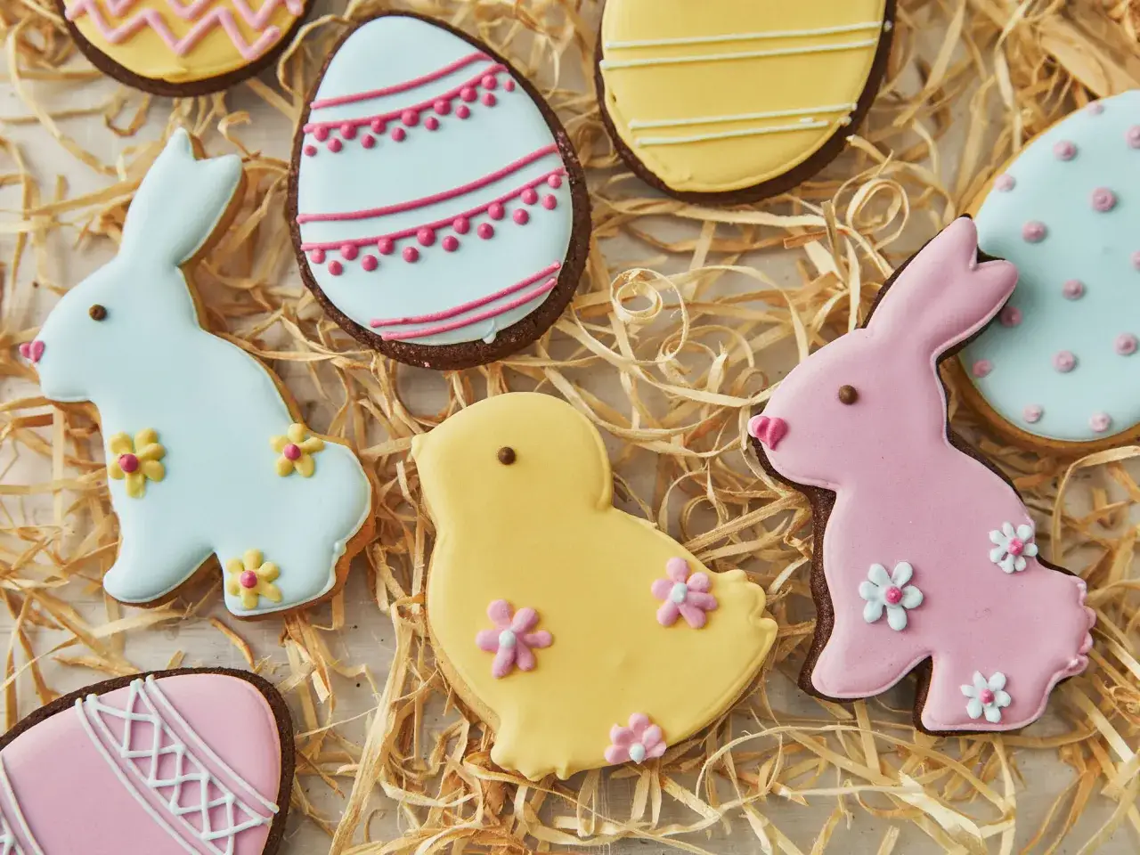 Bunte Osterkekse in Form von Hasen, K&uuml;ken und Eiern, dekoriert mit Zuckerguss. Ein einfaches Osterkekse Rezept f&uuml;r Spa&szlig;.
