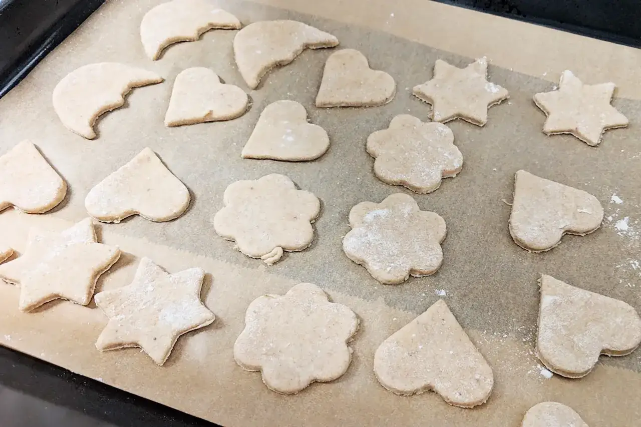 Herzf&ouml;rmige und sternf&ouml;rmige Kekse, bereit f&uuml;r den Ofen. Perfekt als gesunder Babybrei-Keks.