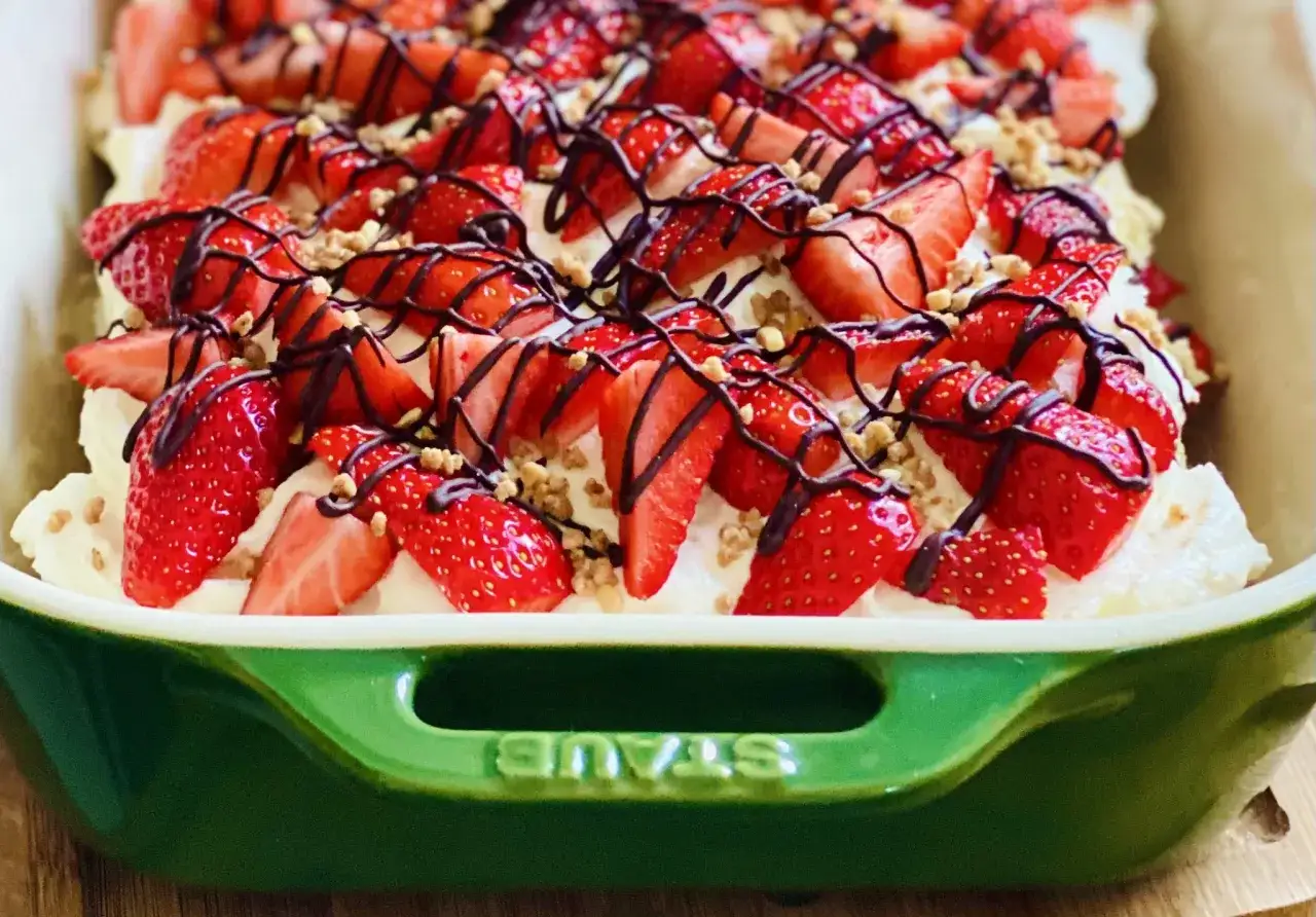 Ein schneller Erdbeerkuchen vom Blech ohne Pudding, &uuml;ppig belegt mit frischen Erdbeeren, Schokoladensauce und Streuseln.