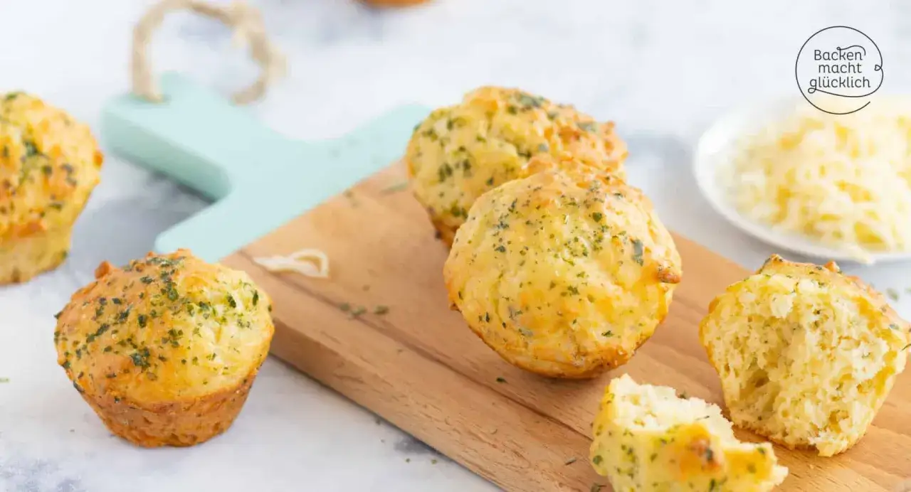 Saftige Pizza Muffins mit Kr&auml;utern und K&auml;se, perfekt f&uuml;r einen Snack.