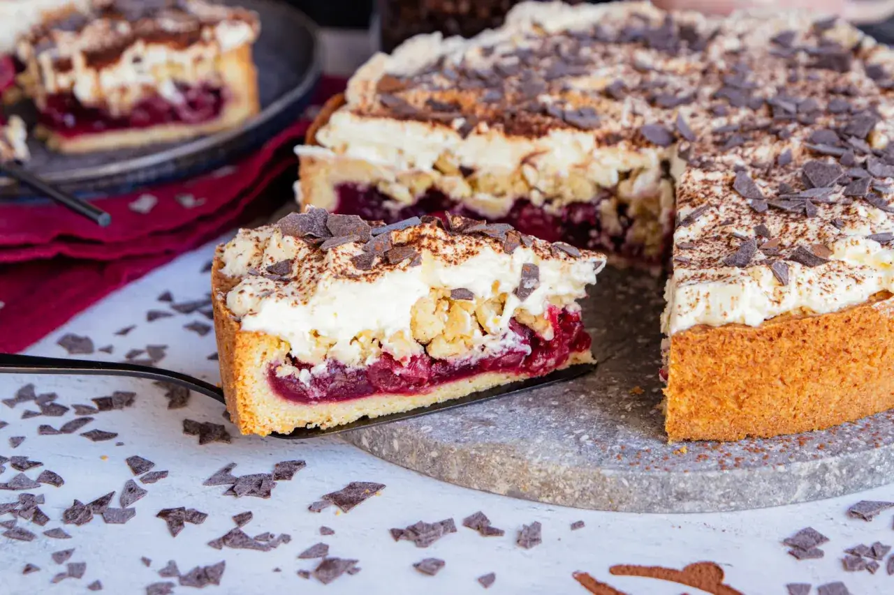 Ein saftiger Kirschkuchen mit Sahne und Schokostreuseln, perfekt für ein Feuerwehrkuchen Rezept.