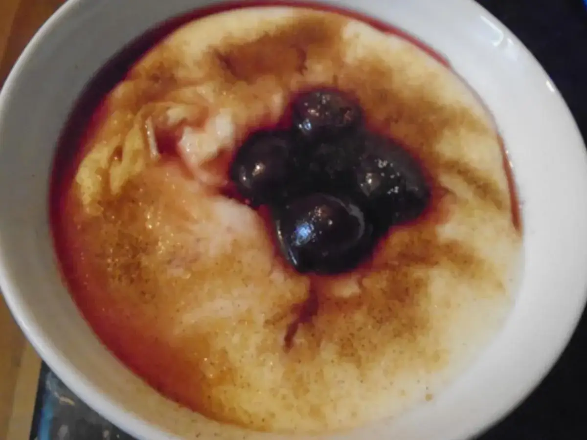 Cremiger Grie&szlig;brei mit Kirschen und Zimt, ein einfaches Grie&szlig;brei Rezept f&uuml;r jeden Tag.