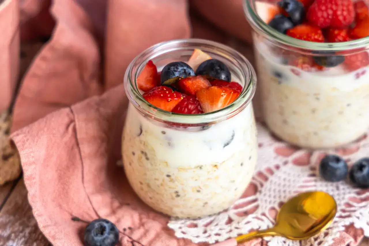 Overnight oats mit Joghurt und frischen Beeren in Gl&auml;sern, ein leckeres und gesundes Fr&uuml;hst&uuml;ck.