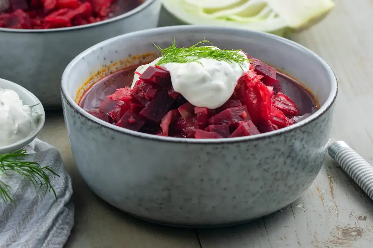 Herzhafter Borschtsch mit einem Klecks Sauerrahm und Dill. Ein k&ouml;stliches Borschtsch Rezept, das W&auml;rme und Geschmack verspricht.