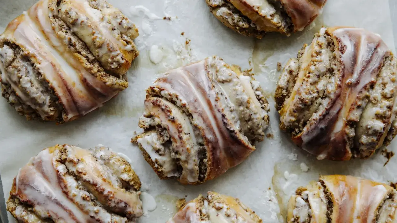Leckere Nussschnecken, frisch gebacken und mit Zuckerguss überzogen. Ein tolles Nussschnecken Rezept für jeden Anlass.