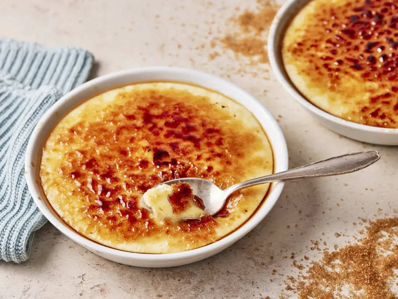 Cremige Crema Catalana mit karamellisierter Zuckerkruste, bereit zum Genie&szlig;en.