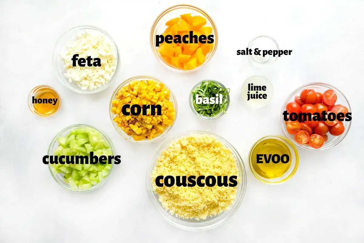 Zutaten für einen leckeren Couscous-Salat: Couscous, Feta, Mais, Gurken, Pfirsiche, Tomaten, Basilikum, Honig, Limettensaft, EVOO, Salz & Pfeffer.