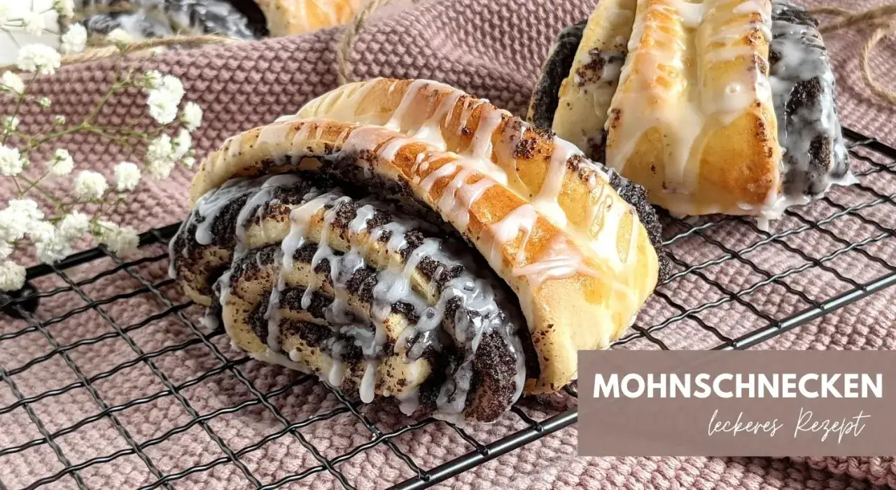Mohnschnecken mit Zuckerguss auf einem Gitter. Dieses leckere Rezept f&uuml;r Mohnschnecken ist perfekt f&uuml;r den Kaffeetisch.