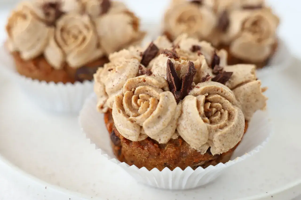 Leckere Karottenmuffins mit cremiger Glasur und Schokost&uuml;ckchen. Ein tolles Rezept f&uuml;r Karottenmuffins!