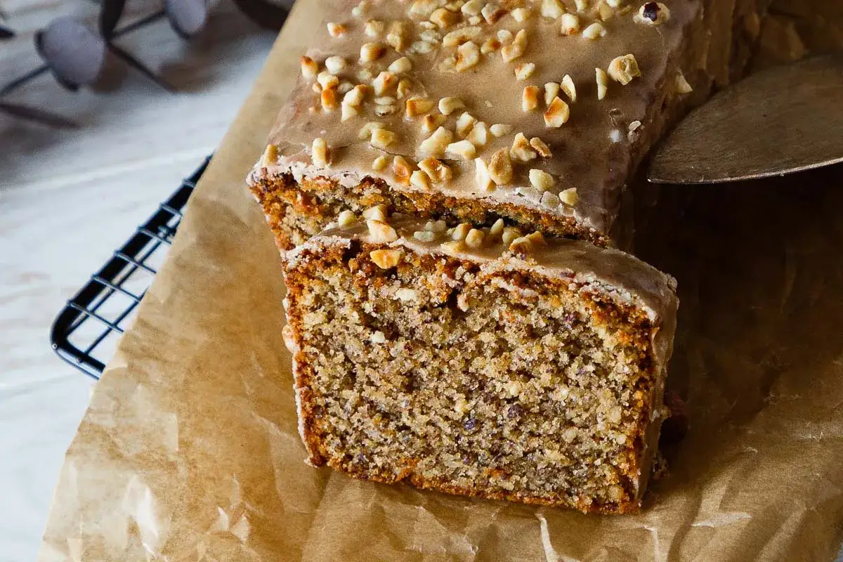 Saftiger Nusskuchen mit Zuckerguss und gehackten N&uuml;ssen, perfekt f&uuml;r ein schnelles nusskuchen rezept.