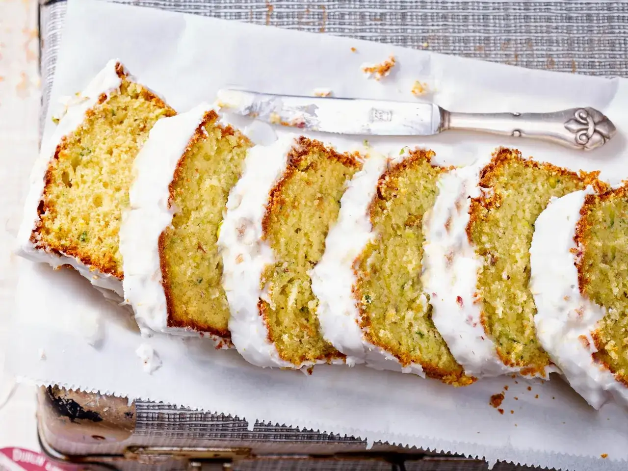 Saftiger Zucchini Kuchen mit wei&szlig;er Glasur, in Scheiben geschnitten, bereit zum Genie&szlig;en.