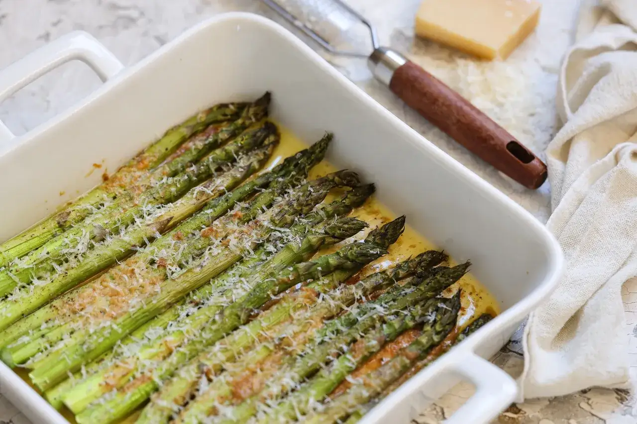 Frischer Spargel im Backofen, mit Parmesan bestreut und in Butter geschwenkt. Ein Genuss!