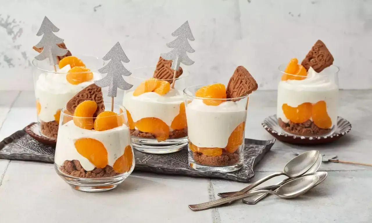Leckere Gl&auml;ser mit Spekulatius-Creme, Mandarinenst&uuml;cken und einem Spekulatius-Keks als Deko.