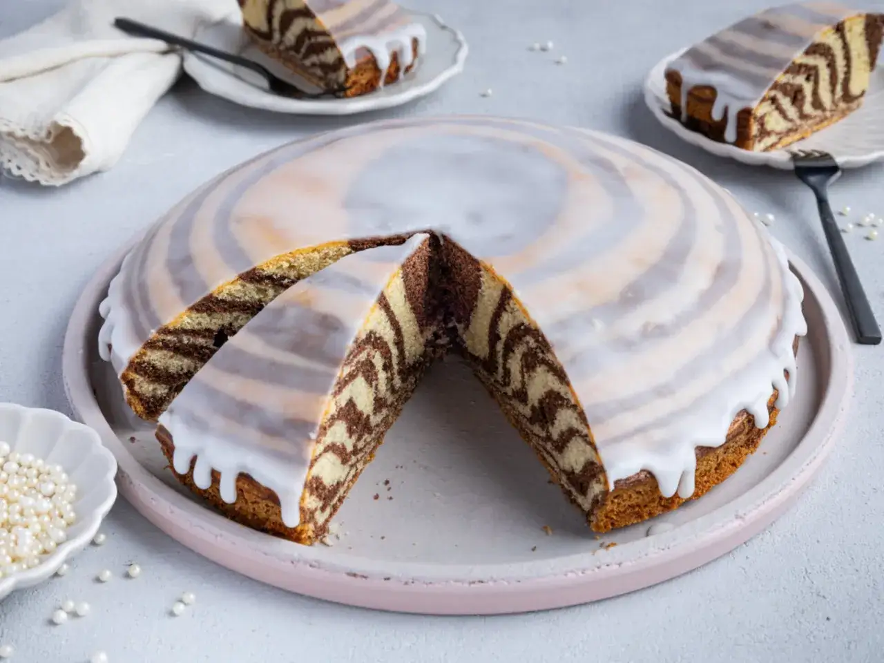 Ein köstlicher Zebrakuchen mit Zuckerguss, perfekt für Ihr nächstes Zebrakuchen Rezept. Die Streifen sind ein echter Hingucker!
