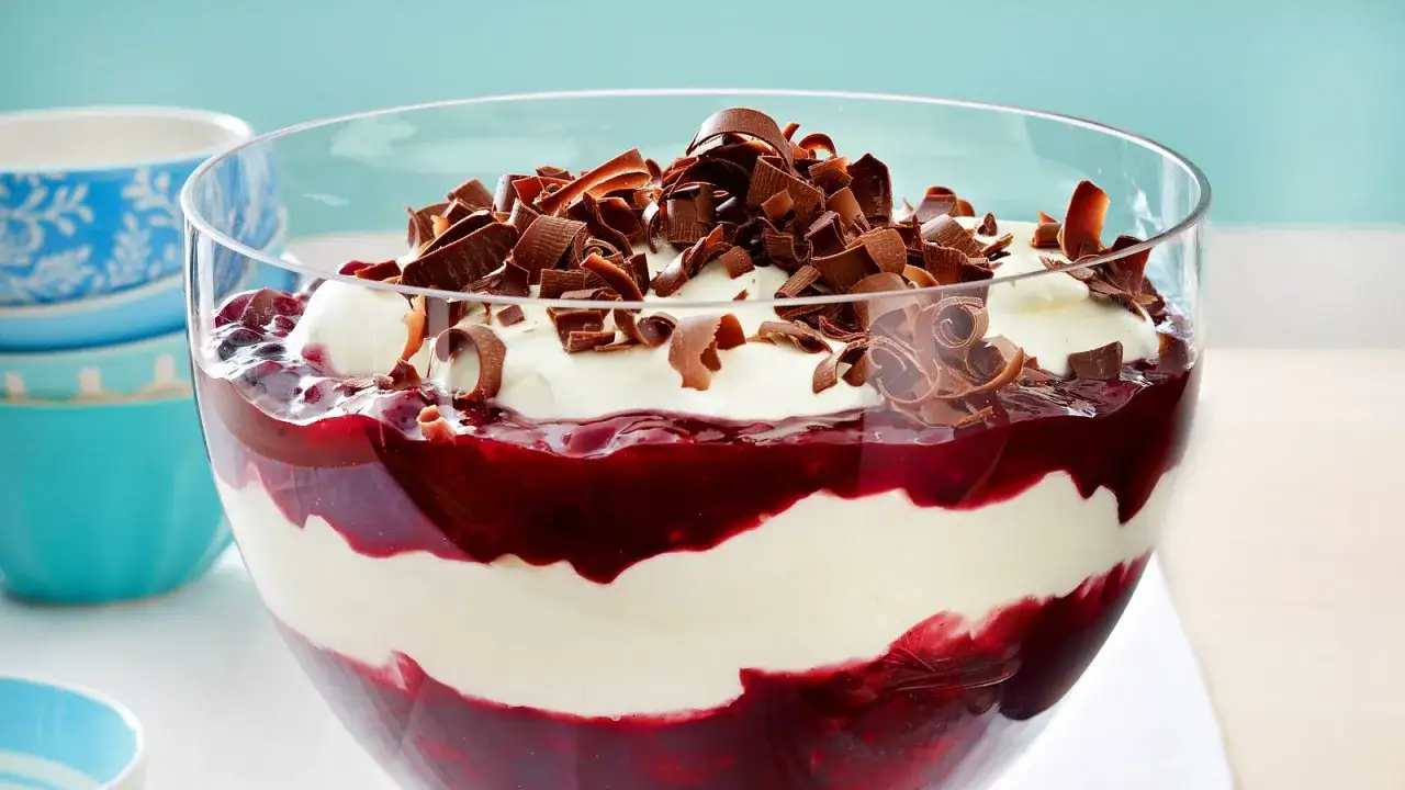Schichtdessert mit Kirschen und Mascarpone-Creme, garniert mit Schokostreuseln. Ein Genuss!