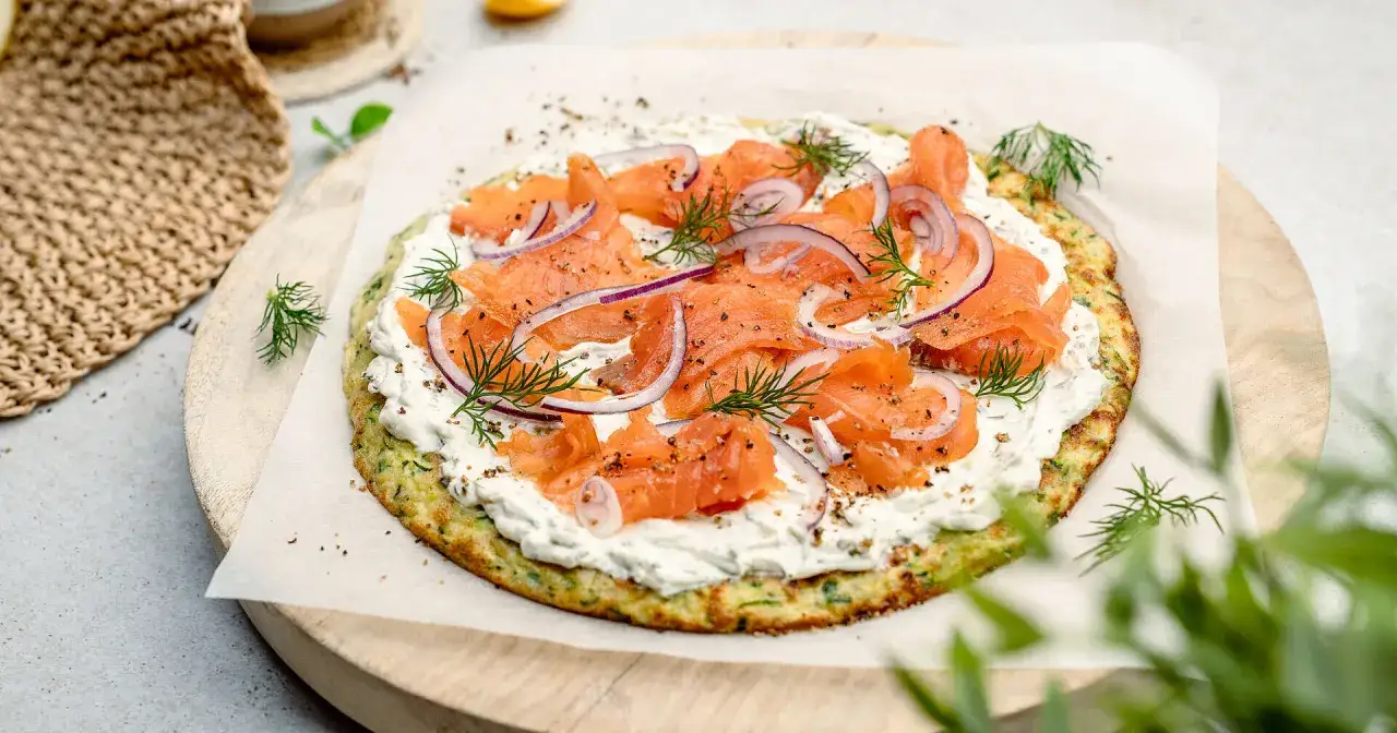 Herzhafte Zucchini-Pancakes mit Frischk&auml;se, Lachs, roten Zwiebeln und Dill. Ein leichter Genuss!