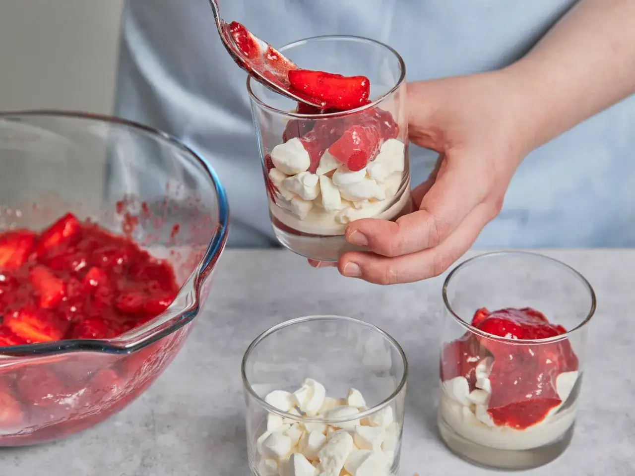 Schichten von Sahne, zerbrochenem Baiser und Erdbeersauce f&uuml;r ein k&ouml;stliches Eton Mess.