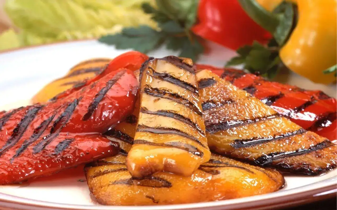 Saftige, gegrillte Paprikastreifen in Rot und Gelb, mit k&ouml;stlichen Grillstreifen. Perfekt zum Paprika grillen!