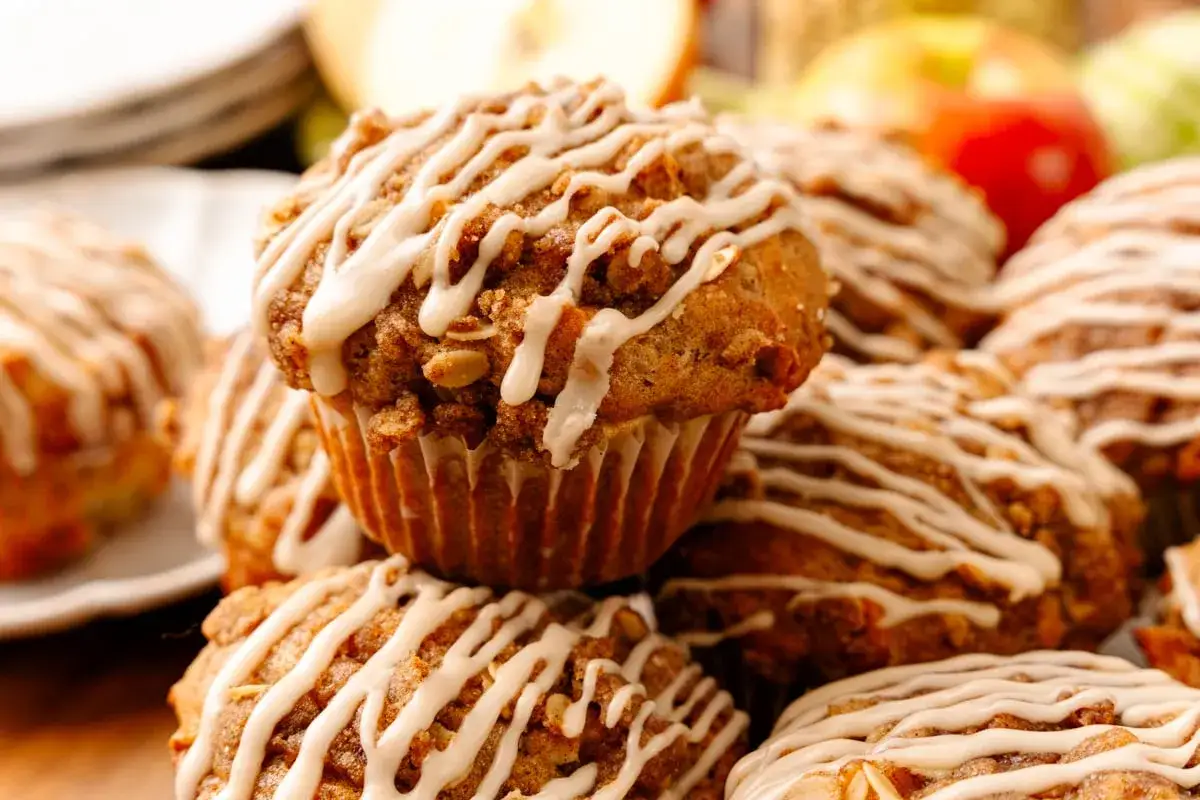 Saftige Apfelmus Muffins mit süßer Glasur, perfekt für den Herbst.