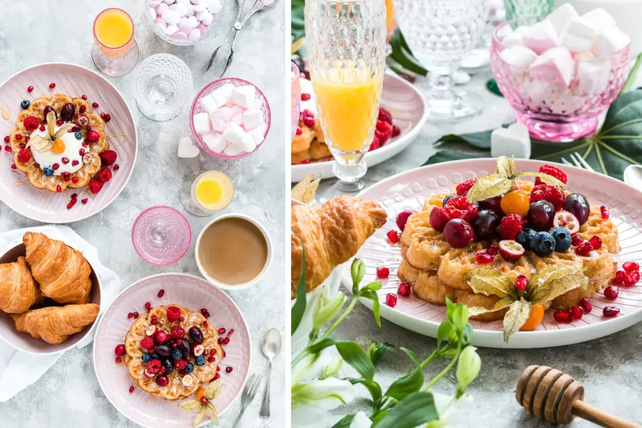Buttermilch Waffeln mit frischen Beeren, Sahne und Granatapfelkernen. Dazu Orangensaft und Croissants.