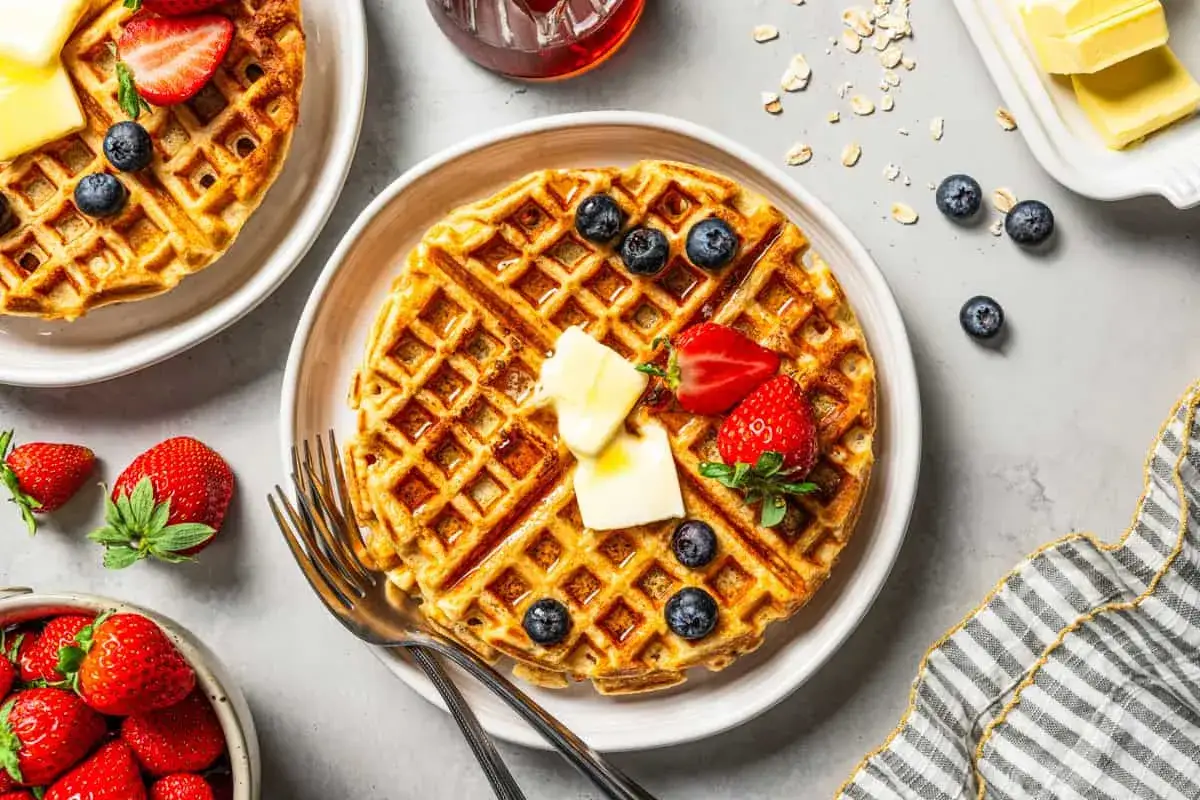 Goldbraune protein waffeln rezept mit frischen Beeren und Butter. Ein k&ouml;stliches Fr&uuml;hst&uuml;ck!