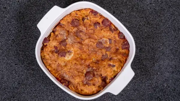 Ein goldbraun gebackener Kirschenmichel im Auflaufform. Dieses Kirschenmichel Rezept ist ein Genuss!