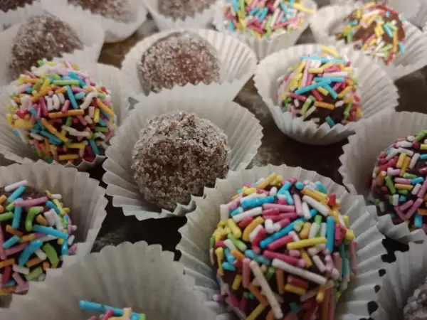 Bunte Schokokugeln mit Streuseln und einige in Zucker gewälzt. Ein leckeres Schokokugeln Rezept für jeden Anlass.