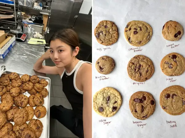 Eine junge Frau neben einem Blech voller frisch gebackener Kekse. Daneben verschiedene Kekse mit Beschriftungen, die auf die Zutaten beim Kekse backen hinweisen.