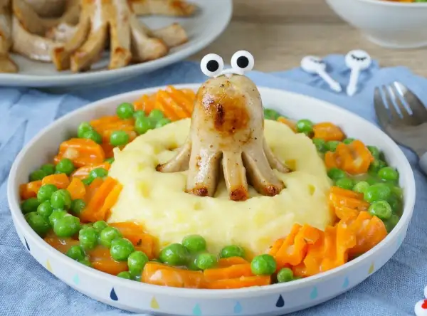 Ein Würstchen-Oktopus mit Kartoffelbrei, Erbsen und Karotten – so etwas essen Kinder gerne!