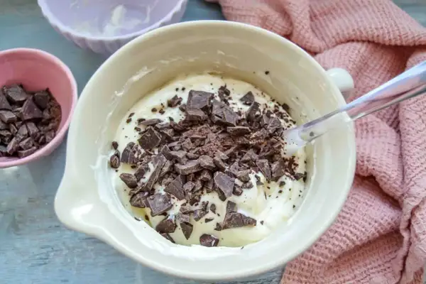 Cremige Masse mit Schokoladenstückchen, bereit für das Herrencreme Rezept.