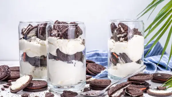 Cremiges Oreo Tiramisu in Gläsern geschichtet, mit ganzen und zerbrochenen Keksen garniert. Ein süßer Genuss!