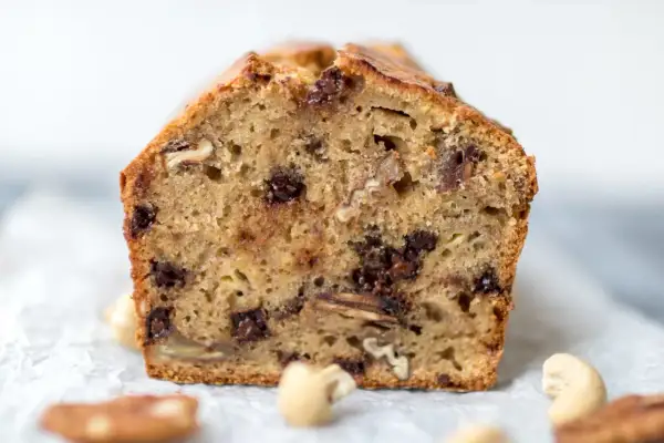 Ein saftiges Bananenbrot mit Schokoladenstückchen und Nüssen, perfekt für den Kaffeetisch.