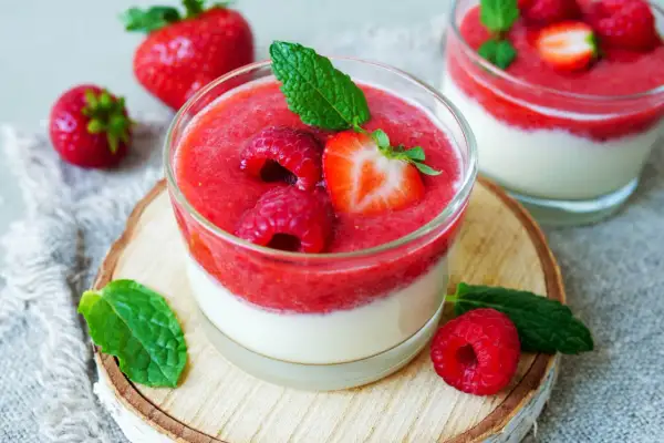 Erfrischendes Joghurtbombe Rezept: Cremiger Joghurt mit fruchtigem Erdbeerpüree, garniert mit frischen Beeren und Minze. Ein Genuss!