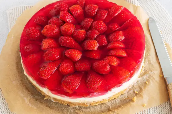 Ein köstlicher Erdbeerkuchen mit frischen Erdbeeren und rotem Tortenguss. Perfekt für jedes Erdbeerkuchen Rezept.