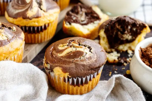 Leckere Marmor Muffins, perfekt für ein schnelles Marmor Muffins Rezept. Saftig und schokoladig.