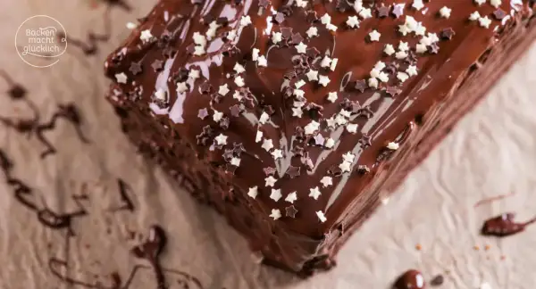 Ein köstlicher schoko kuchen mit glänzender Glasur und kleinen Sternen-Streuseln. Perfekt für jeden Anlass, der Glück bringt.