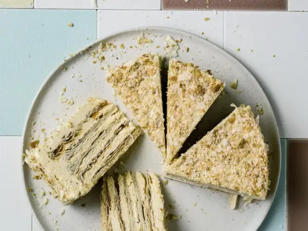Schichten von knusprigem Teig und cremiger Füllung machen diesen Napoleon Kuchen zu einem Genuss.