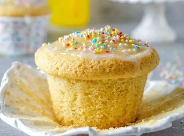 Ein leckerer Muffin mit Zuckerguss und bunten Streuseln, perfekt für ein Muffins Rezept Kinder.