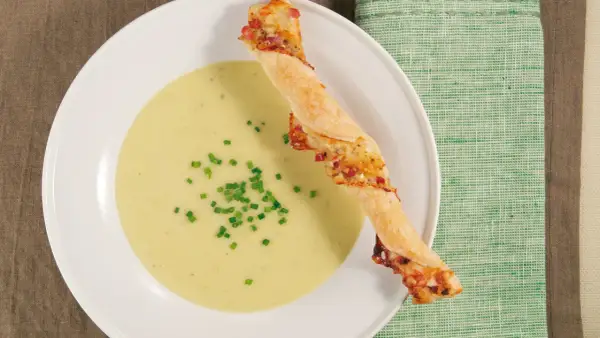 Cremige Lauchsuppe mit Schnittlauch und einem herzhaften Käse-Speck-Brotstangerl. Ein tolles Rezept für Lauchcremesuppe!