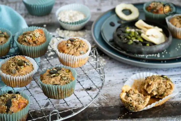 Saftige Muffins mit Kernen und Samen, perfekt für einen proteinreichen Snack. Diese Muffins mit Proteinpulver sind eine gesunde Leckerei.