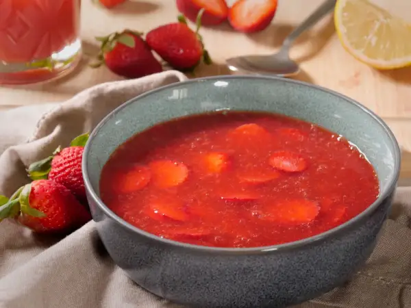 Erfrischende Erdbeer-Kaltschale, ein leichtes Rezept für heiße Tage. Frische Erdbeeren und ein Hauch Zitrone.